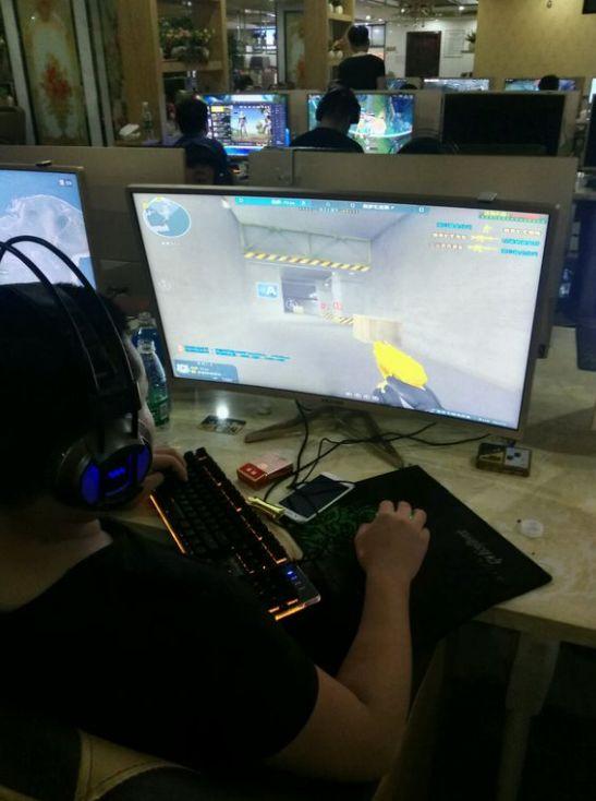 心态这么差？KC下路Caliste在队伍被团灭后2秒就直接退出游戏？？？？