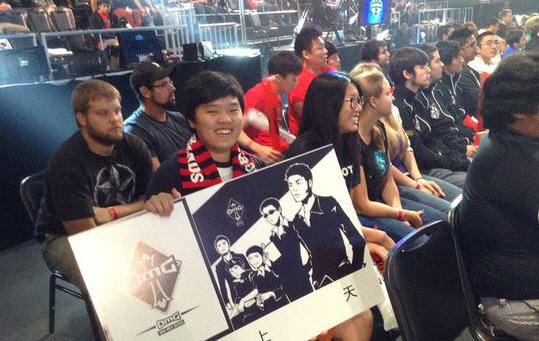 资讯主播躲车里瑟瑟发抖，以为是个菜鸟，结果出来瞬间清场